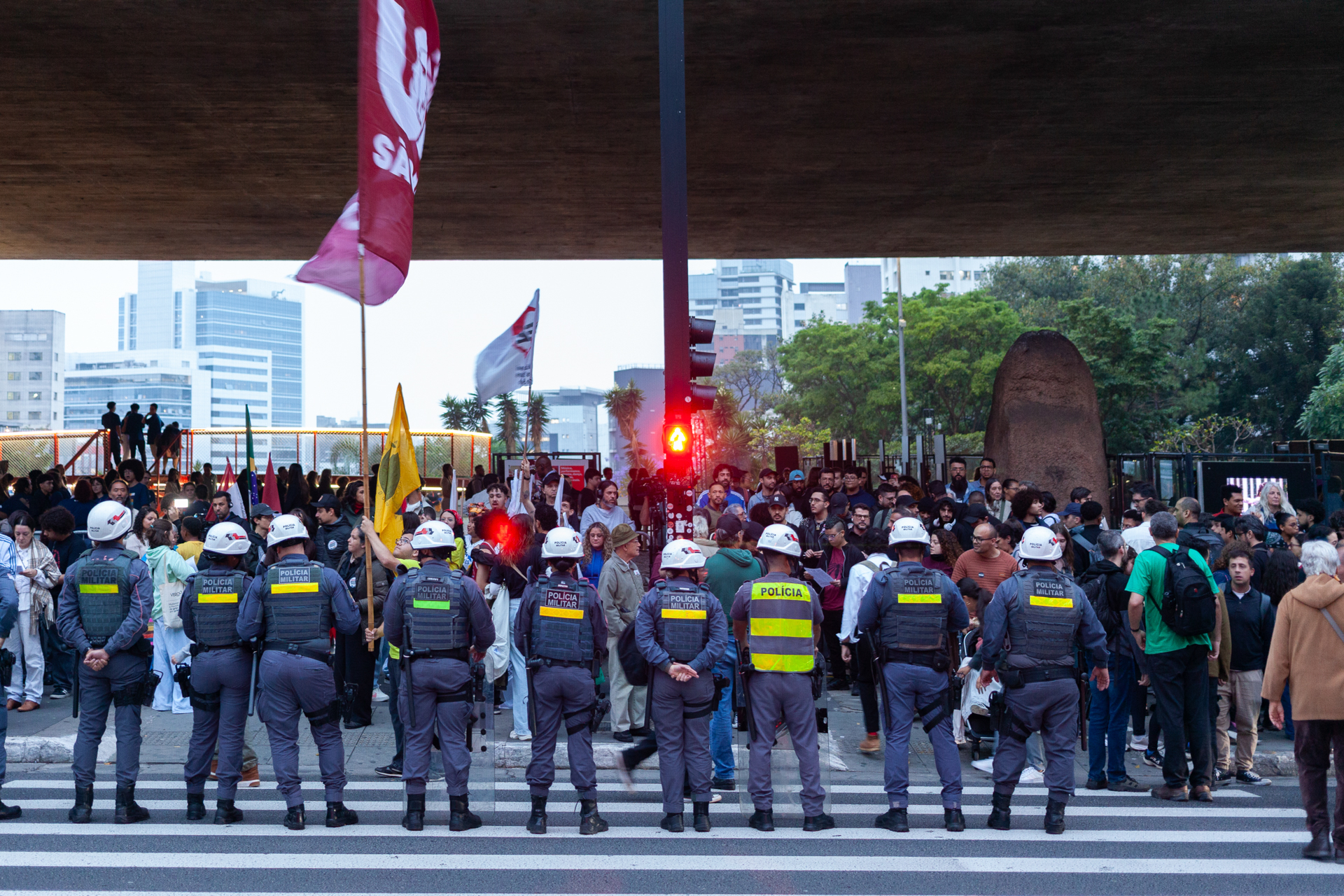 Concentração para Protesto sob o vão livre do MASP. Coletivos se unem. Polícia Militar faz a contenção do perímetro.
