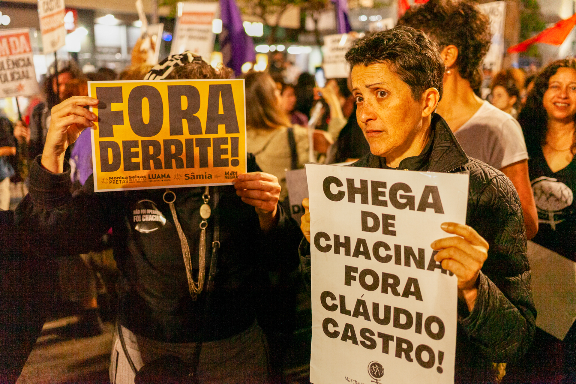 Manifestantes levantam placas com frases contrárias ao governador do Rio de Janeiro